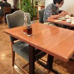 レストラン・サカキ - 店内のテーブル席の風景です