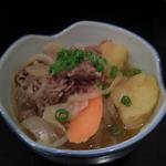 たしや - これぞおふくろの味！肉じゃが（450円）。