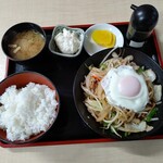 六条軒 - 野菜炒め定食（目玉焼トッピング）