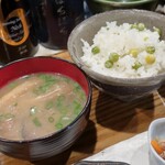 ぼちぼち - ご飯セットの豆ご飯と味噌汁