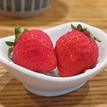 ぼちぼち - ご飯セットのデザート、いちご２つ