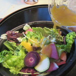 BONCOURAGE - 地場野菜のサラダにドレッシングをかける