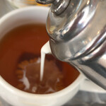 Gasutou - 紅茶にフレッシュを加えます。