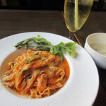 三日月 - イカとセリのトマトクリームパスタ