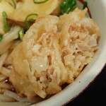 Udongokuu - 鶏ひき肉のつくね天は驚くほどしっとり柔らかジューシー！ザクザク甘い玉ねぎやレンコンのシャキシャキ感、ごま油の風味や一味がヤミツキになる美味しさ