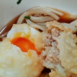 うどん ごくう - オレンジ色の濃厚な黄身がトロトロ流れる、理想の半熟玉子天♪冷たく締めたコシのあるうどんや、スッキリ飲み干せそうなぶっかけ出汁とマッチ