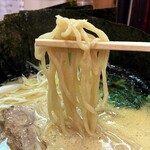 Yugawara Ramen - 麺リフト。