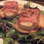 ビーボ デイリースタンド - 「温製　山羊チーズのサラダ」：ベーコンの香りと旨みが口の中でほどけば、ヨーグルトのような酸味の山羊のチーズの旨み！