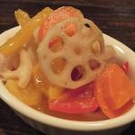 ビーボ デイリースタンド - 「野菜のギリシャ風マリネ」：柔らかなスパイス加減！野菜の甘さと香りが、心地よく染み渡って痛快！