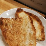焼き鳥 ばかちん - バラたれとつくねを挟んでパンを頬張るとスンゴイ