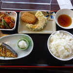 ザ・めしや - サバの塩焼き、鶏じゃが、コロッケ、カボチャの天ぷら、ご飯の（中）
