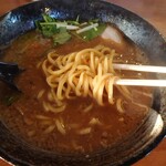 らーめんドラゴン - 赤味噌ラーメン750円　麺アップ