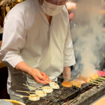 とり茶太郎 - 串を返す店主金子さん