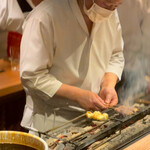 とり茶太郎 - 串を返す店主金子さん