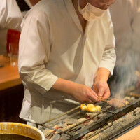 とり茶太郎 - 串を返す店主金子さん