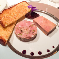 メゾン ポール・ボキューズ - 鴨のドディーヌとフォアグラのテリーヌ ピスタチオ風味