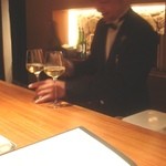 ミルカレス - 白ワインを入れていただく