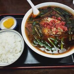 満州ニラら～めんの店 さかえや - 満州ニララーメン（大），ごはん（中）