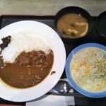 松屋 - 創業カレー 490円(税込)＋生野菜 110円(税込)(2021年4月26日撮影)