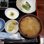 Kaisen Umai Mono Sakaba Uo Suzu - 〝１日10食〟本マグロ中落ち入り海鮮丼 の右側