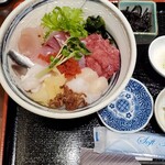 Kaisen Umai Mono Sakaba Uo Suzu - 〝１日10食〟本マグロ中落ち入り海鮮丼 の左側