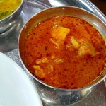 Handi レストラン - チキンカレーはタマリンドが入っているので辛さの中に少し甘酸っぱさがあります