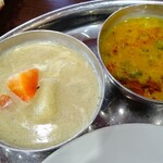 Handi レストラン - ホワイト・コルマ、一見シチューですよね(^.^)
                                ほうれん草とレンズ豆のカレーも美味しかったです