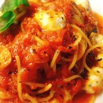 Mozzarella cheese and tomato spaghetti