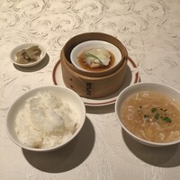 筑紫樓 銀座店 - ◆ 特製ふかひれ姿煮込みと海の幸セット　¥3,850税込
                    ・イカの葱、生姜セイロ蒸し
                    ・スープ、漬け物（搾菜）、ごはん