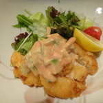 晴れ家 - 海老カツとアボガドのオーロラソースかけ