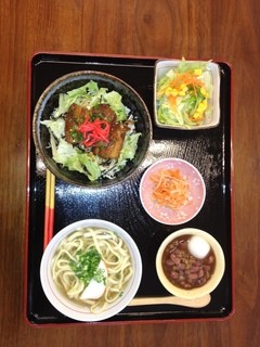 h Sakura Shokudou - 三枚肉丼定食　490円新メニューです。サラダとデザートが付いてこの値段お得感たっぷりです。