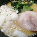 浅草商店 - ラーメン　720円　無料の玉ねぎとニンニクを投下！