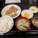 夕やけ小やけ - 兄ぃが頼んだ、中華風竜田揚げ(パーコー)定食(税込650円)と生玉子(60円)で、710円