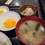 夕やけ小やけ - 生玉子(60円)とネギとワカメのお味噌汁・春雨・お漬物