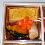 割烹かまた - 左上、玉子焼き、かぼちゃ煮物、カニの爪、にんじん、肉巻き
