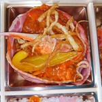 割烹かまた - 上中、ベーコンの器に、カニのミートソースが入っています