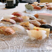 いわ志 本店 - ガラスのお皿に盛り付けられ出てきます