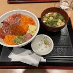 Misaki Ichiba - 海鮮丼の配色は日本人の心をくすぐりますね（笑）