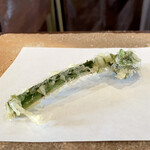 たでの葉 - こごみ
      採ってきたばかりのものは生でも食べられるとか、知りませんでした。
      味に癖はなく、噛んだ時に少しぬめりがあります。
      それにしても、衣の付き方が薄っすらとして天ぷら屋さんの様でびっくりしました。