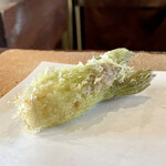 たでの葉 - タラの芽
      大きくて立派です♪
      僅かに苦味がありますが、これこそが春の到来を告げる味なのかなと感じます。
      山菜の王様と呼ばれるに相応しいですね。