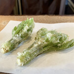 たでの葉 - コシアブラ
      最近知ったのですが、枝の先端に芽が出ているのを捥ぎ取るのですね。
      タラの芽が山菜の王様と呼ばれるのに対して、コシアブラは山菜の女王と呼ばれるのですね。
      美味しいですとっても♬