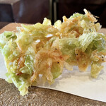 たでの葉 - 蕗のとうと桜海老のかき揚げ
      ギョギョギョ、苦手な桜海老！
      既に揚げられ到着してますからもう逃げられません(^^;;
      ところがですよ、あれこれ凄く美味しいじゃないですか！
      生の桜海老なら食べれるな♬