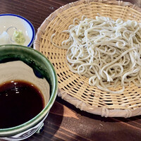 たでの葉 - お蕎麦
                    茨城県の常陸秋そばの10割です。
                    炭火焼きのコースの後の締めがこのお蕎麦、2回いただいてますが、ここは蕎麦屋かと感じる程に美味しいのです。
                    ご主人の手打ちです。
                    香り喉ごしコシが強く美味しい♬