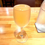 Trattoria l'mante izumi - グラスの白ワイン