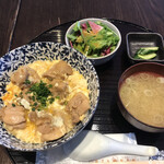 Daimaou Terasu - 竹鶴たまごの親子丼 880えん サラダ 味噌汁付き