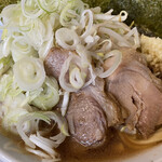 麺屋 歩夢 - 小ラーメン（800円）＋ネギ（100円）、ニンニクコール