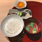 おみ乃 - 土鍋ご飯（南魚沼産こしひかり） + 鳥スープ + 肉味噌 + 胡瓜の糠漬け + 昆布の佃煮 + 鳥そぼろと卵黄醤油漬け