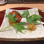 おみ乃 - うすい豆を詰めて揚げた手羽先 + 筍の姫皮の土佐煮