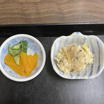 角屋食堂 - お漬物と小鉢。