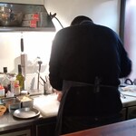 315 - 懸命に調理中のシェフ